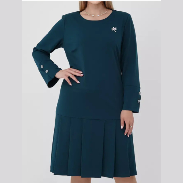 Elegantne nööpidega kaunistatud volditud kleit
