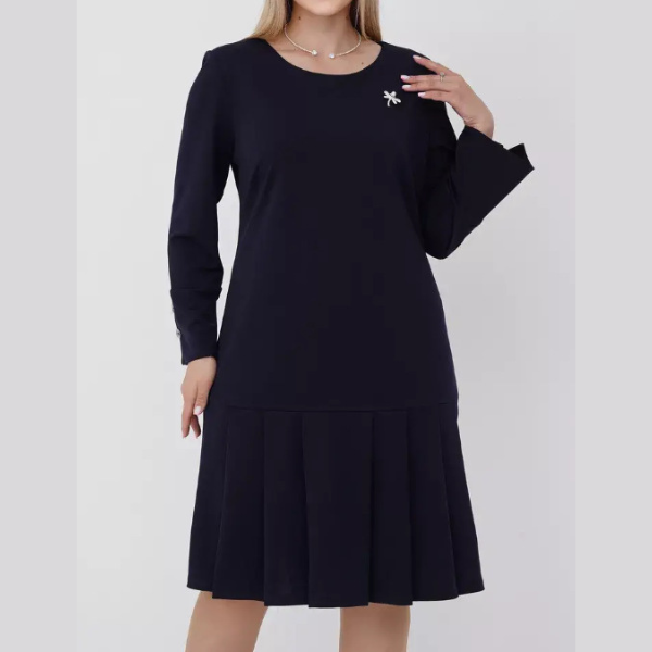 Elegantne nööpidega kaunistatud volditud kleit