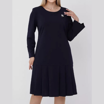 Elegantne nööpidega kaunistatud volditud kleit