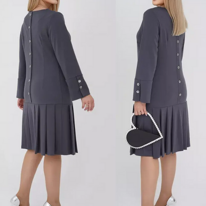Elegantne nööpidega kaunistatud volditud kleit